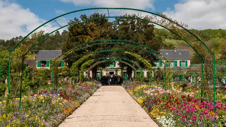 claude monet house and garden in giverny