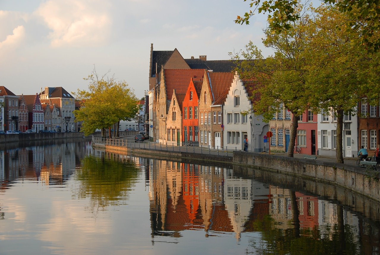 belgio bruges canale casa facciata riflessa