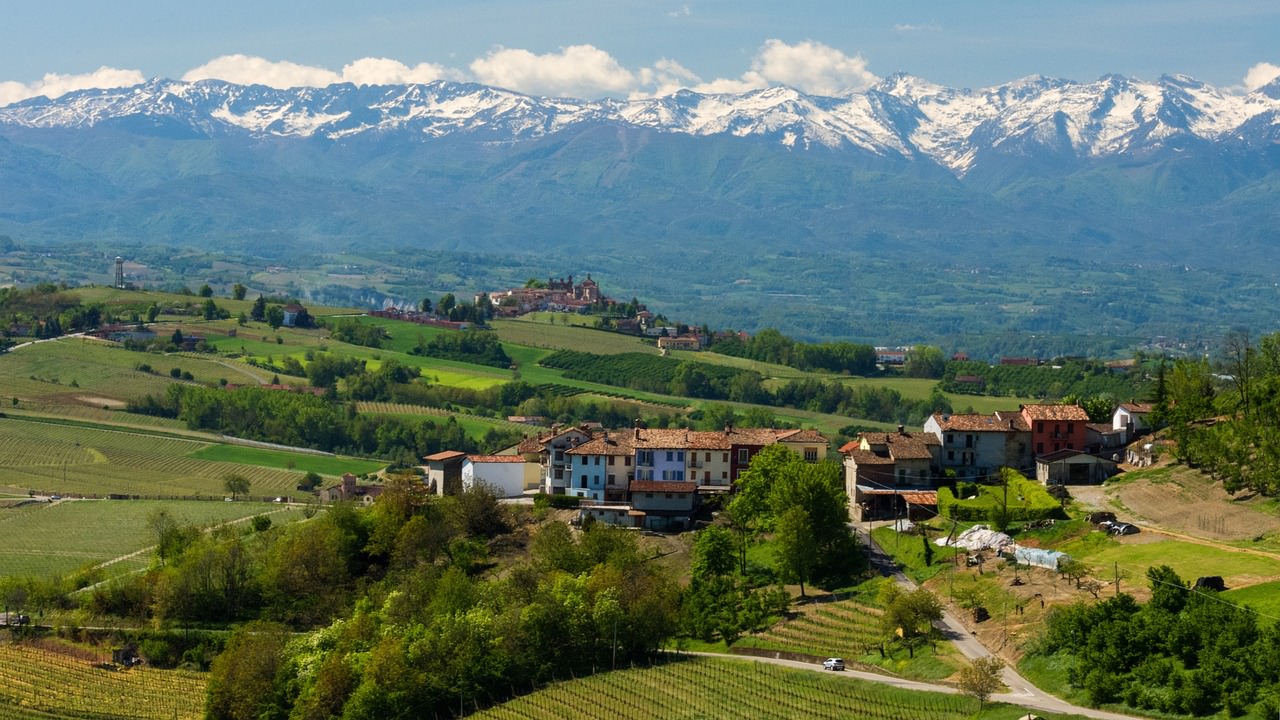 la morra langhe italia vino uva 1