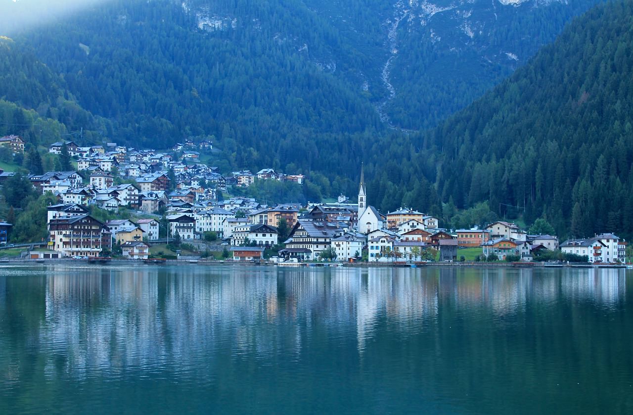 lago di alleghe bolzano montagna