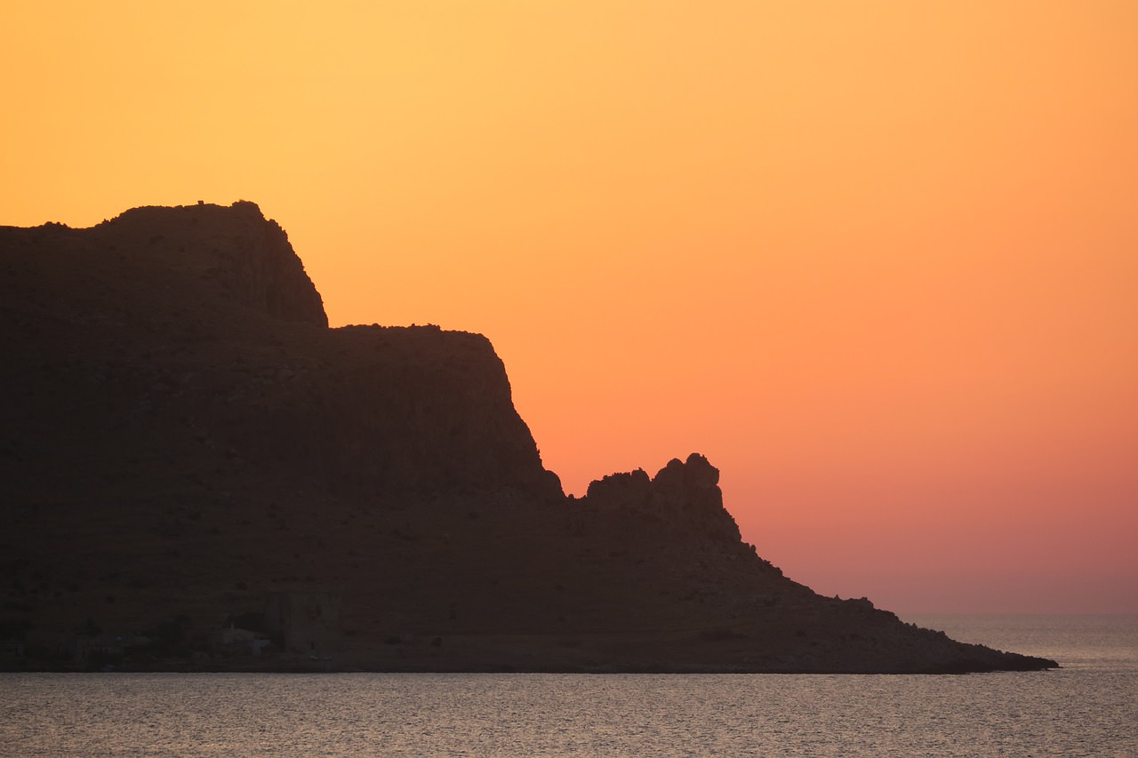 montagna scogliera tramonto costa