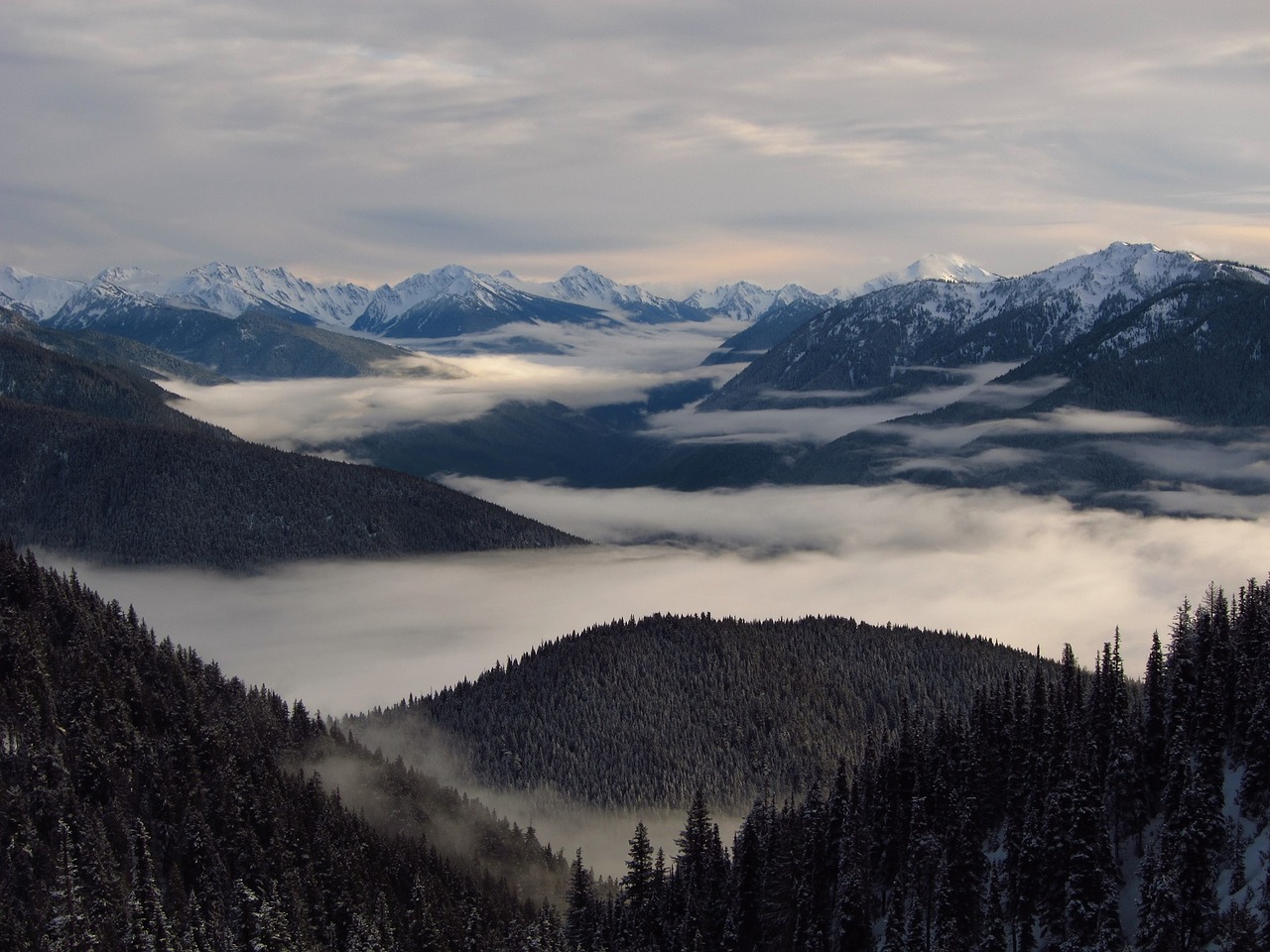 panorama nebbia montagne olimpiche