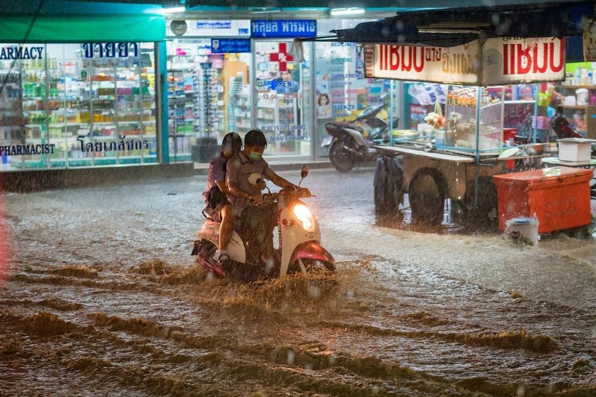 pioggia pesante alluvione estremo