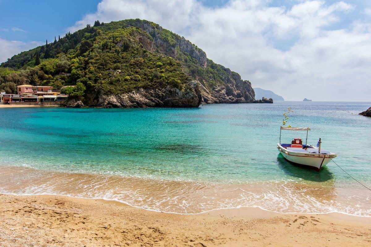 spiaggia e barca sull isola di corfu