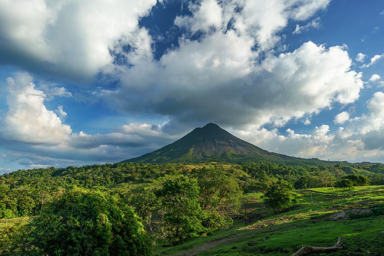 vulcano costa rica nuvole cielo blu